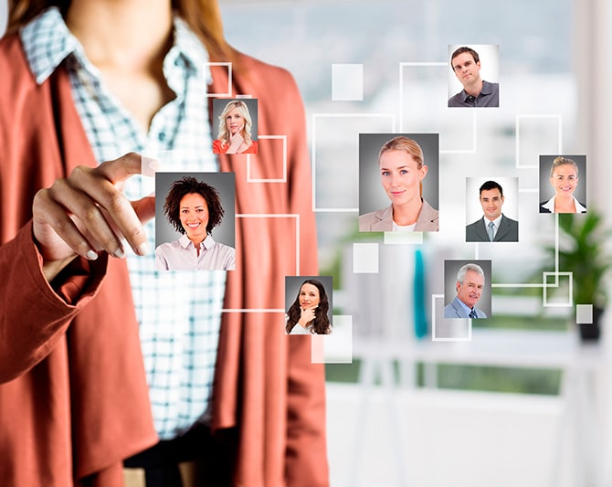 Ejecutiva revisando fotografías de personas para representar el proceso para identificar el estilo de comportamiento espontaneo de las personas con pruebas disc - Finxs