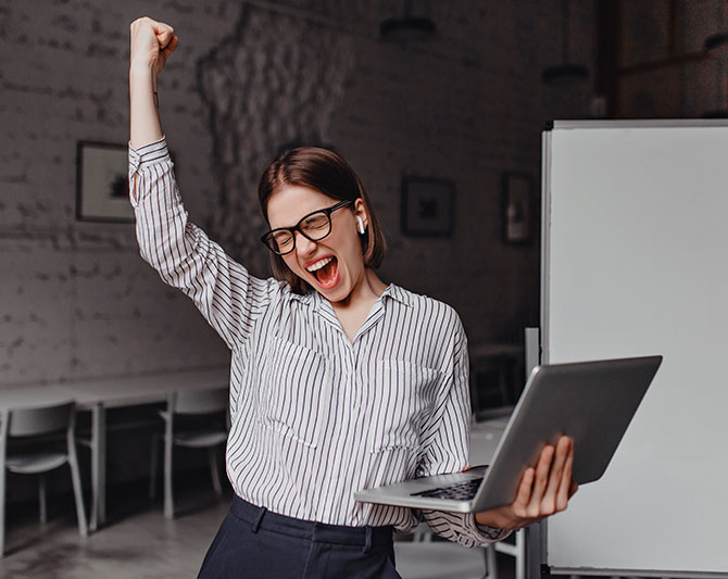 Imagen de una ejecutiva emocionada al ver los resultados de su test disc - FinxS