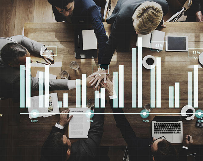Equipo de trabajo uniendo manos en simbolo de compromiso corporativo que representa el potencial de los recursos humanos
